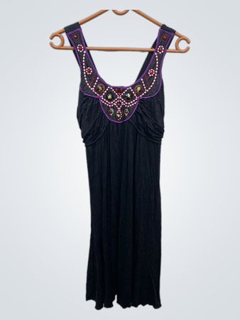 Schwarz verziertes Kleid