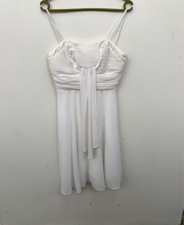 Weißes gerafftes Kleid