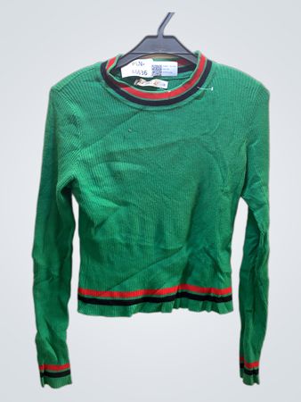 Grüner gerippter Pullover mit rotem und schwarzem Besatz