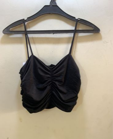 Schwarzes gerafftes Spaghetti-Träger-Crop-Top