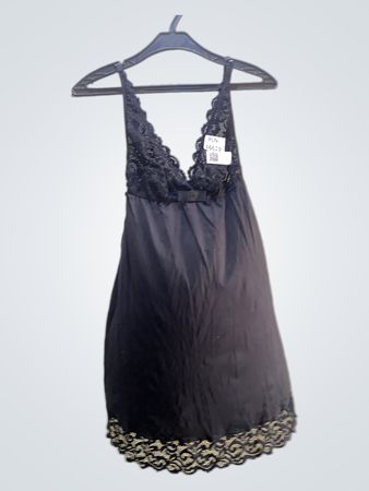 Schwarzes Spitzenbesatz-Nachtkleid