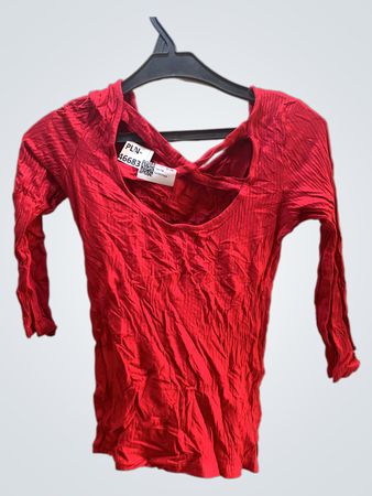 Rotes strukturiertes Langarmoberteil