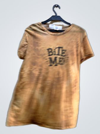 Tie-dye T-Shirt mit "Bite Me" Grafik