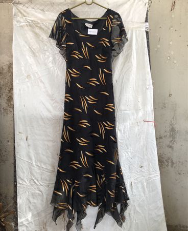 Satsuma London Schwarzes Kleid mit Goldblatt-Print