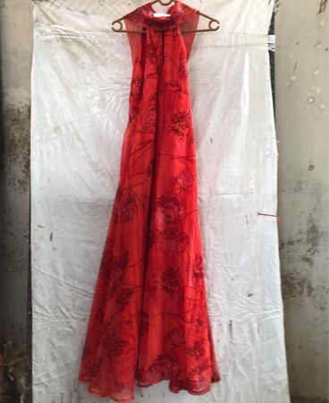 Rotes florales Maxikleid mit dem Etikett ND-11183