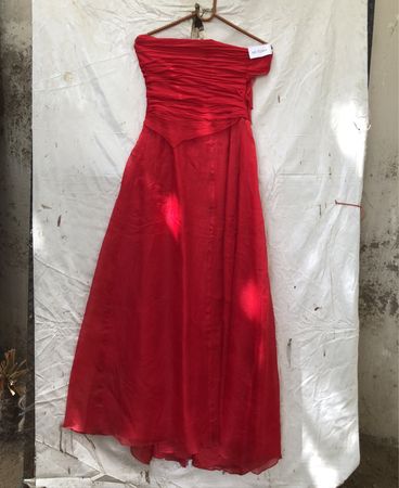 Rotes schulterfreies gerafftes Kleid