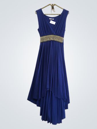 Blaues Kleid mit verziertem Taillenbereich