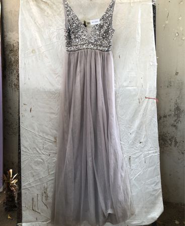 Graues, mit Pailletten verziertes Tüllkleid