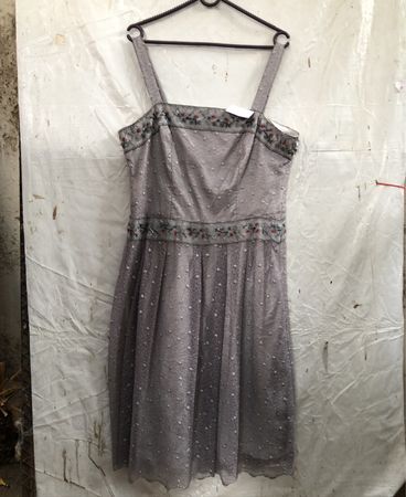 Graues Perlenkleid