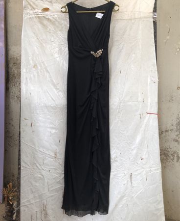 Schwarzes Maxikleid mit Verzierungen