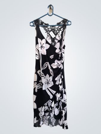 Schwarz-weißes Blumenmuster Wickelkleid mit Spitzenverzierungen
