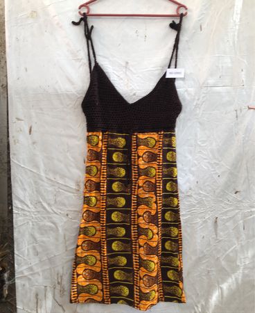 Damenkleid mit Häkeloberteil und Rock im afrikanischen Druck