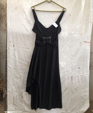 Schwarzes Kleid mit Schnallen-Detail