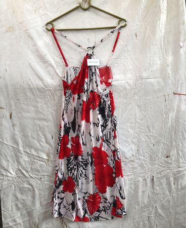 Weißes Kleid mit rotem und schwarzem Blumenmuster