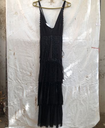 Schwarzes Perlenbesetztes Stufen-Maxikleid
