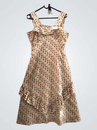 Cremfarbener und brauner gemusterter Kleid mit Rüschen