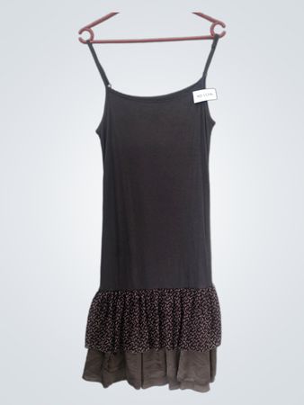 Dunkelgraues Spaghettiträgerkleid mit Rüschensaum