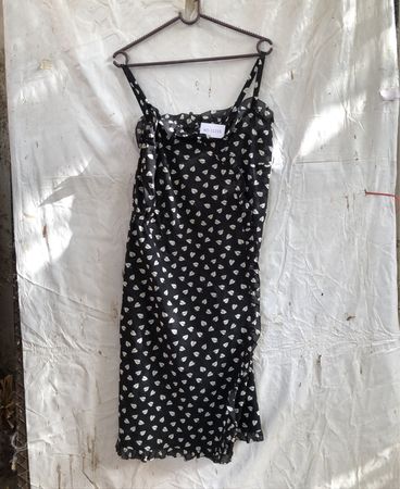 Schwarzes Kleid mit weißem Blattmuster