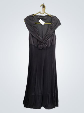 Schwarzes ärmelloses Kleid mit gerafftem Ausschnitt
