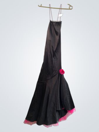 Schwarzes Kleid mit rosa Besatz