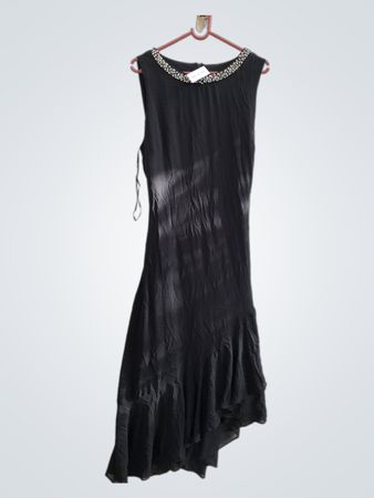 Schwarzes ärmelloses Kleid mit verzierten Halsausschnitt