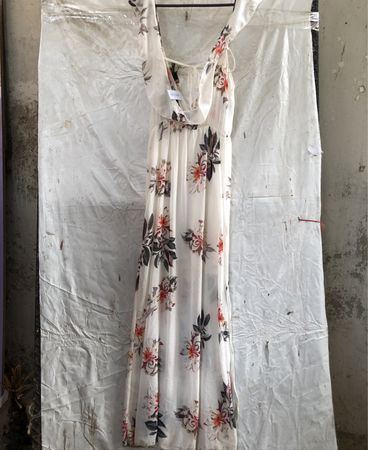Weißes florales Maxikleid