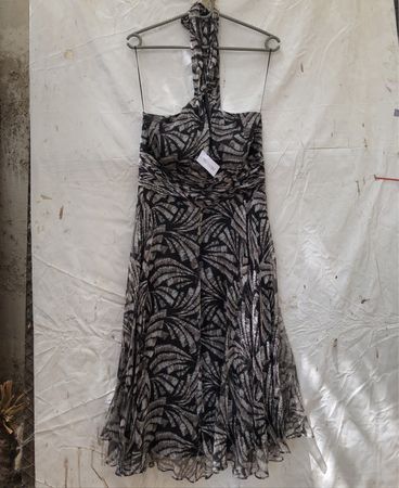 Schwarz-weiß gemustertes Trägerkleid