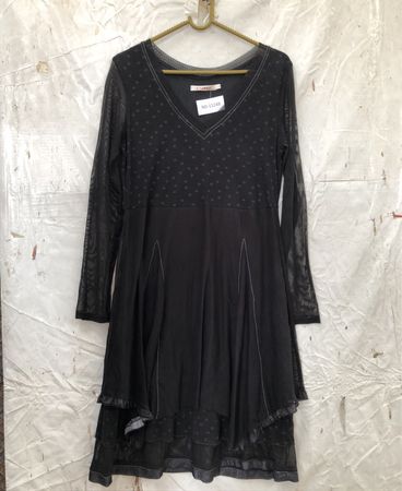 CICERO Schwarzes Kleid mit gepunktetem Detail und Mesh-Ärmeln