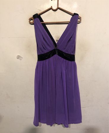 Lila V-Ausschnittkleid mit schwarzem Saum