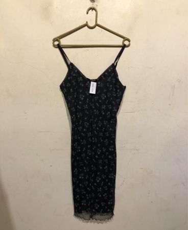 Moderne Frau Schwarzes Blumenmuster Slip-Kleid