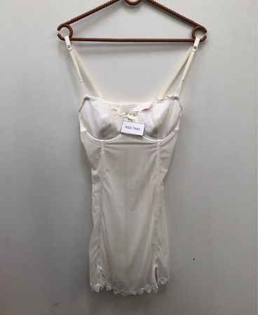 Weißer Slip mit Spitzenbesatz und Etikett NSD-7441