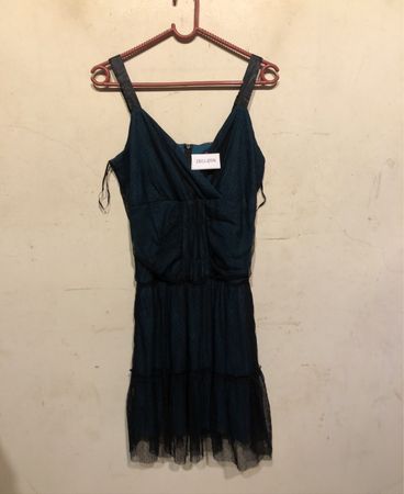 Türkises Kleid mit schwarzem Spitzenbesatz