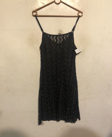 Schwarzes Spitzen-Spaghettiträgerkleid