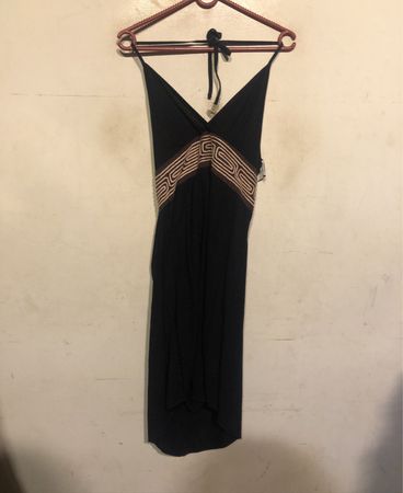 Schwarzes Neckholderkleid mit geometrischem Saum