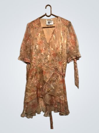 Glanzvolles Floralprint-Wickelkleid