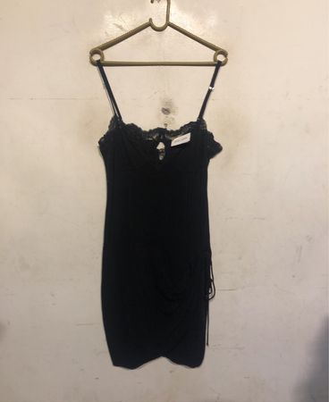 Schwarzes Spitzenbesatz-Kleid