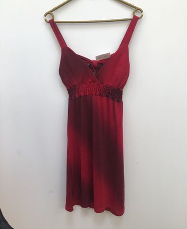 Rotes ärmelloses Kleid