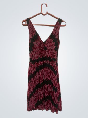 Schwarz und Rosa Chevron-Muster Kleid