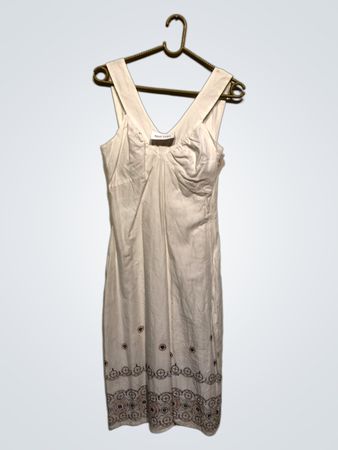 Weißes besticktes Kleid