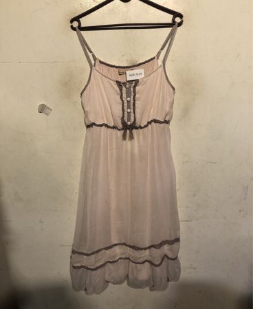 Cremefarbenes Pink-Spaghetti-Trägerkleid mit grauem Besatz