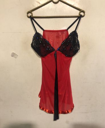 Rotes Babydoll mit schwarzer Spitze und Pailletten
