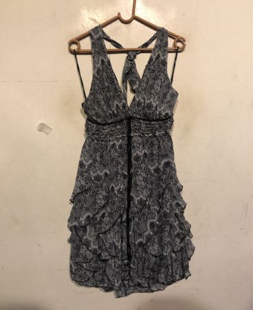 Graues Spitzenrüschkleid