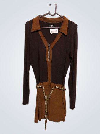 Braunes und braunbeiges Kleid mit Reißverschluss und geflochtenem Gürtel
