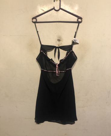 Schwarzes Babydoll-Nachtkleid mit rosa Besatz und Schleifendetail