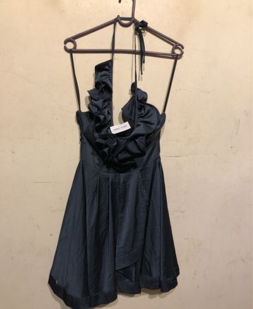 Dunkelblaues Rüschentop-Kleid mit Etikett NSD-7249
