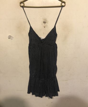 Schwarz-weißer Pünktchenkleid
