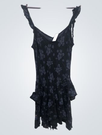 Schwarzes Kleid mit floralem Druck und Rüschendetail