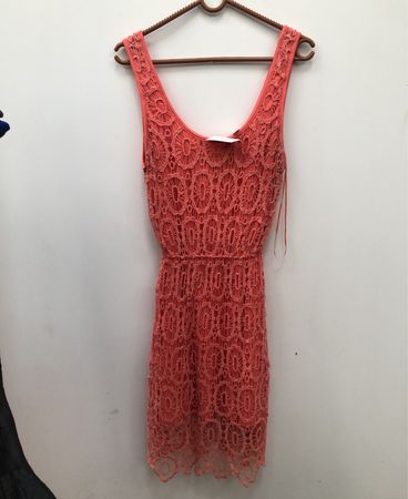 Lauren Conrad Korallen-Spitzenkleid