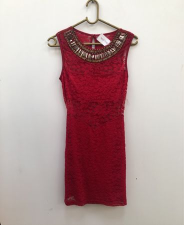 Rotes Spitzenkleid mit besetztem Ausschnitt