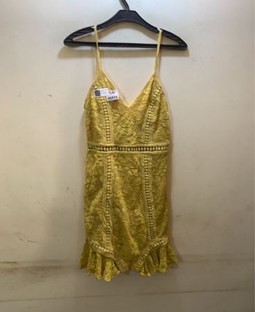FaithVintage Gelbes Spitzen-Spaghetti-Trägerkleid mit Rüsche am Saum